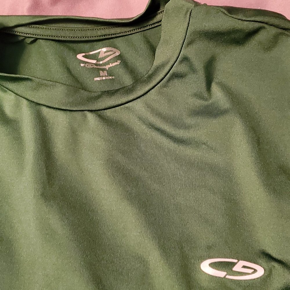 Lot of Under Armour YMD Red Shorts & CG long sleeved Athletic Green Shirt Medium - Picture 5 of 5